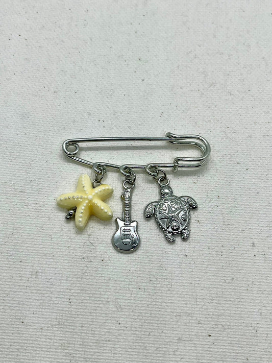 7 manières originales de porter une broche à charms personnalisable