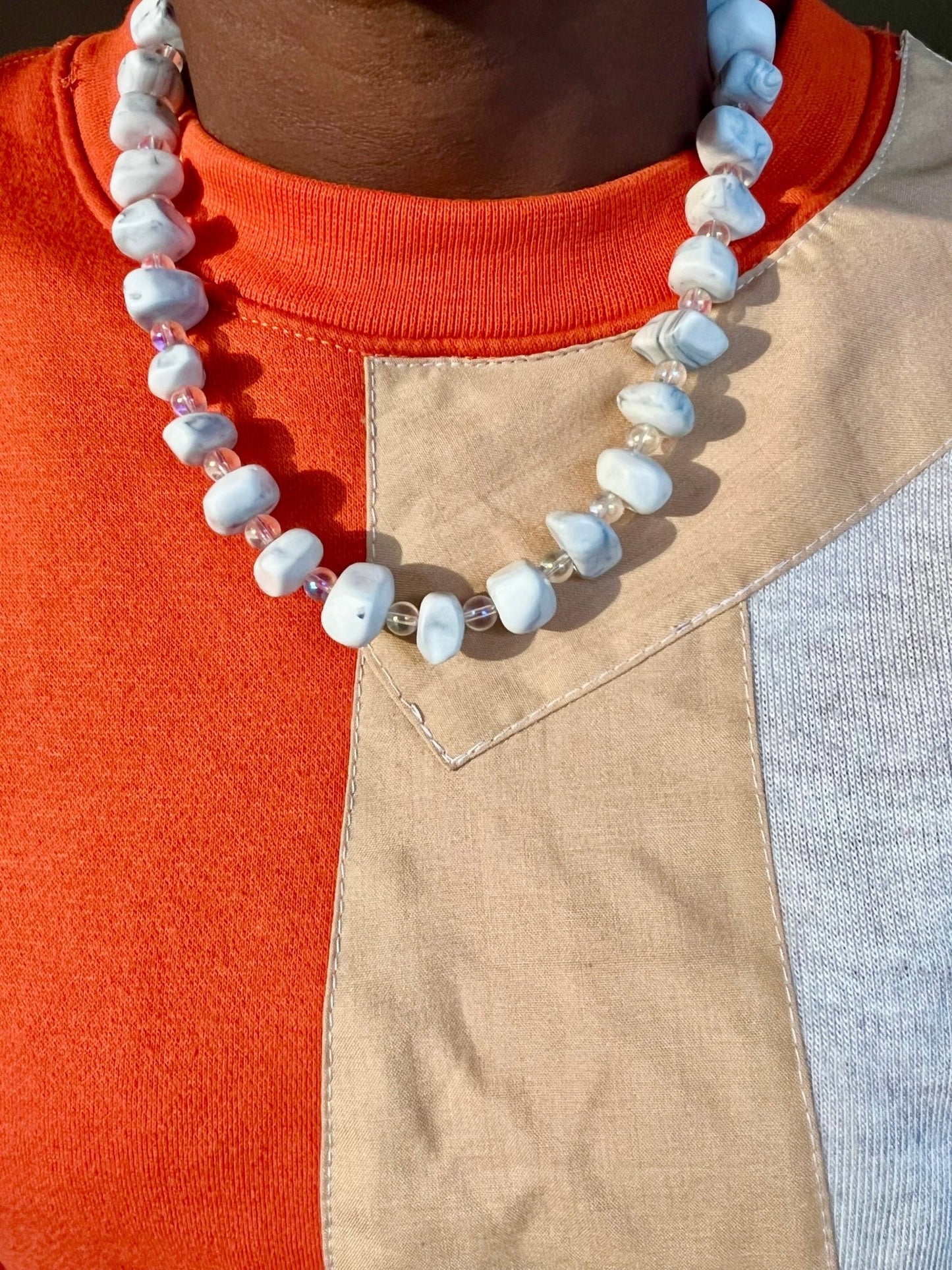 Collier perles blanches marbrées et perles transparentes Marbl - Chouette Merveille porté