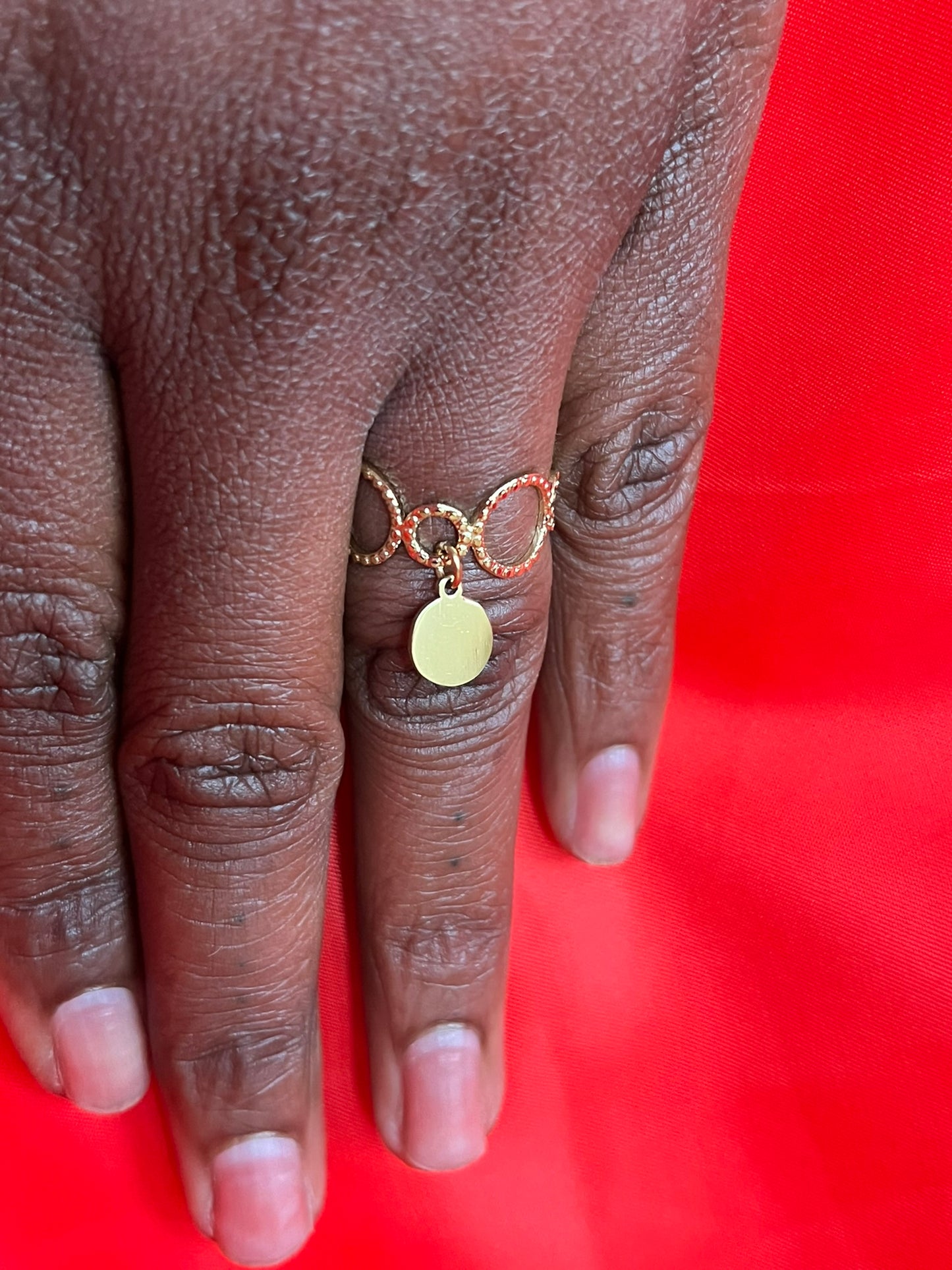 Bague personnalisée avec médaille à graver portée ELISABETH - bijoux personnalisés