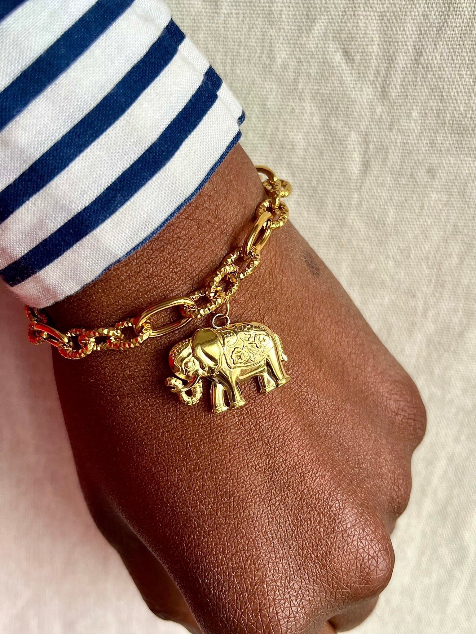 Bracelet charms maille épaisse alternée doré porté