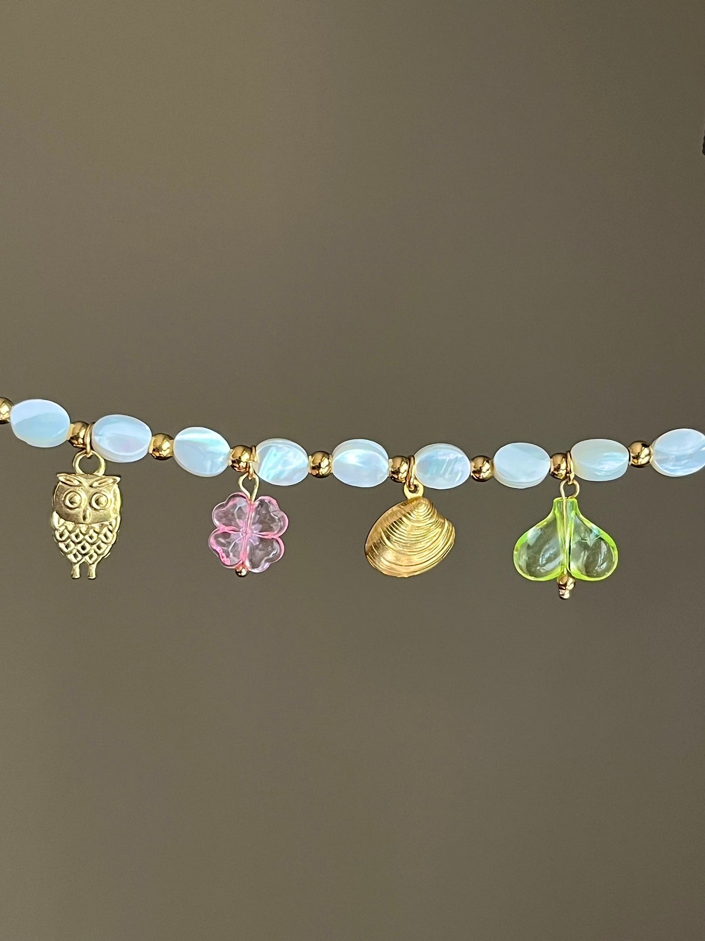 Bracelet charms perles nacre et perles acier coloré personnalisable doré porté