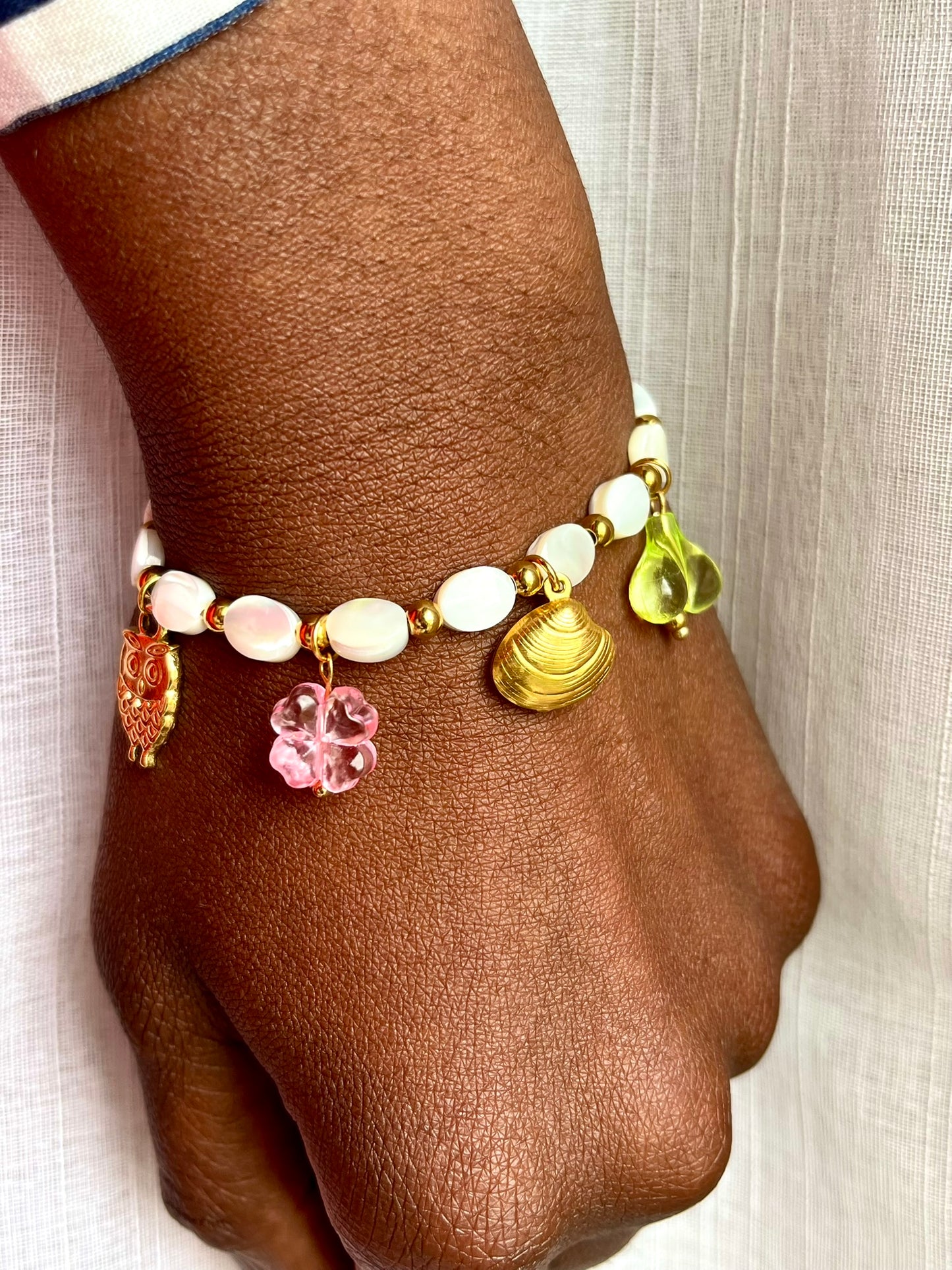 Bracelet charms perles nacre et perles acier personnalisable argenté porté