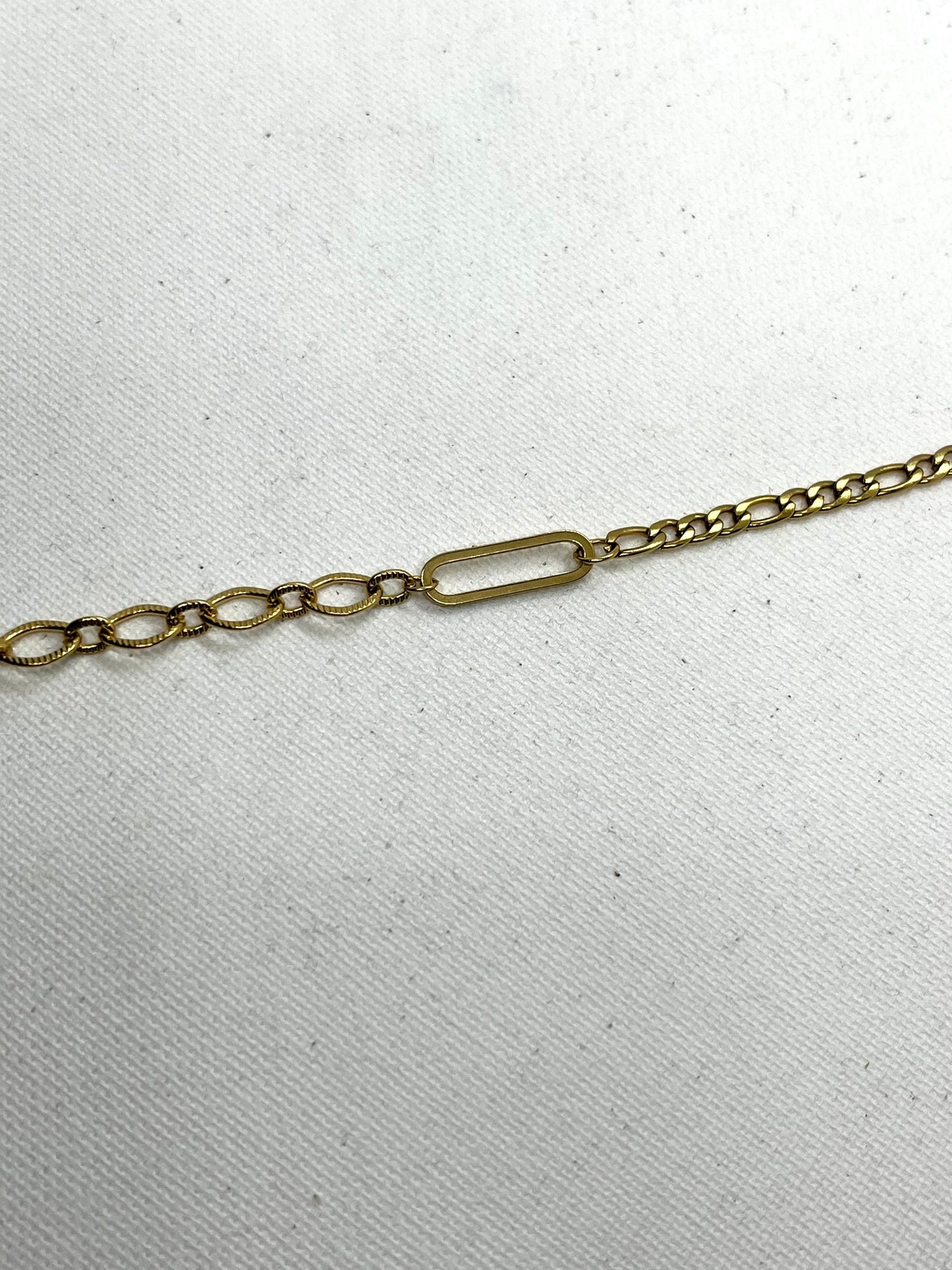 Bracelet asymétrique unique mailles texturé et gourmette acier inoxydable - TRIXIE