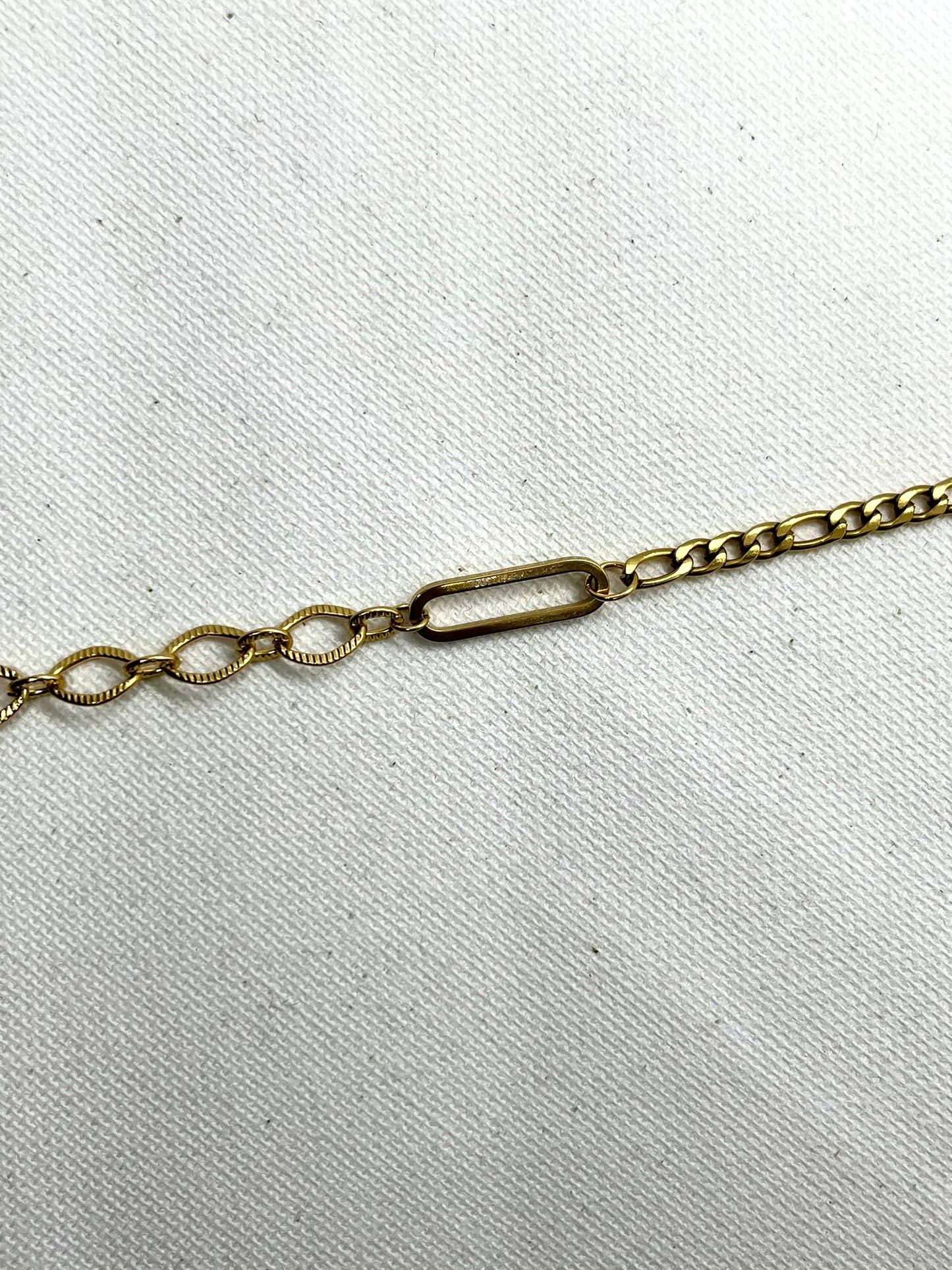 Bracelet asymétrique unique mailles texturé et gourmette acier inoxydable - TRIXIE