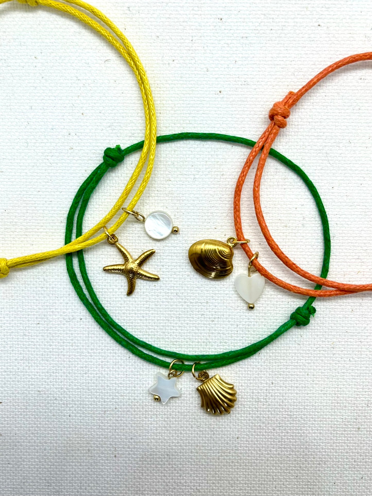 Bracelet charms personnalisés perle nacre, charm acier inoxydable et cordon coloré MOANA - bijoux personnalisés