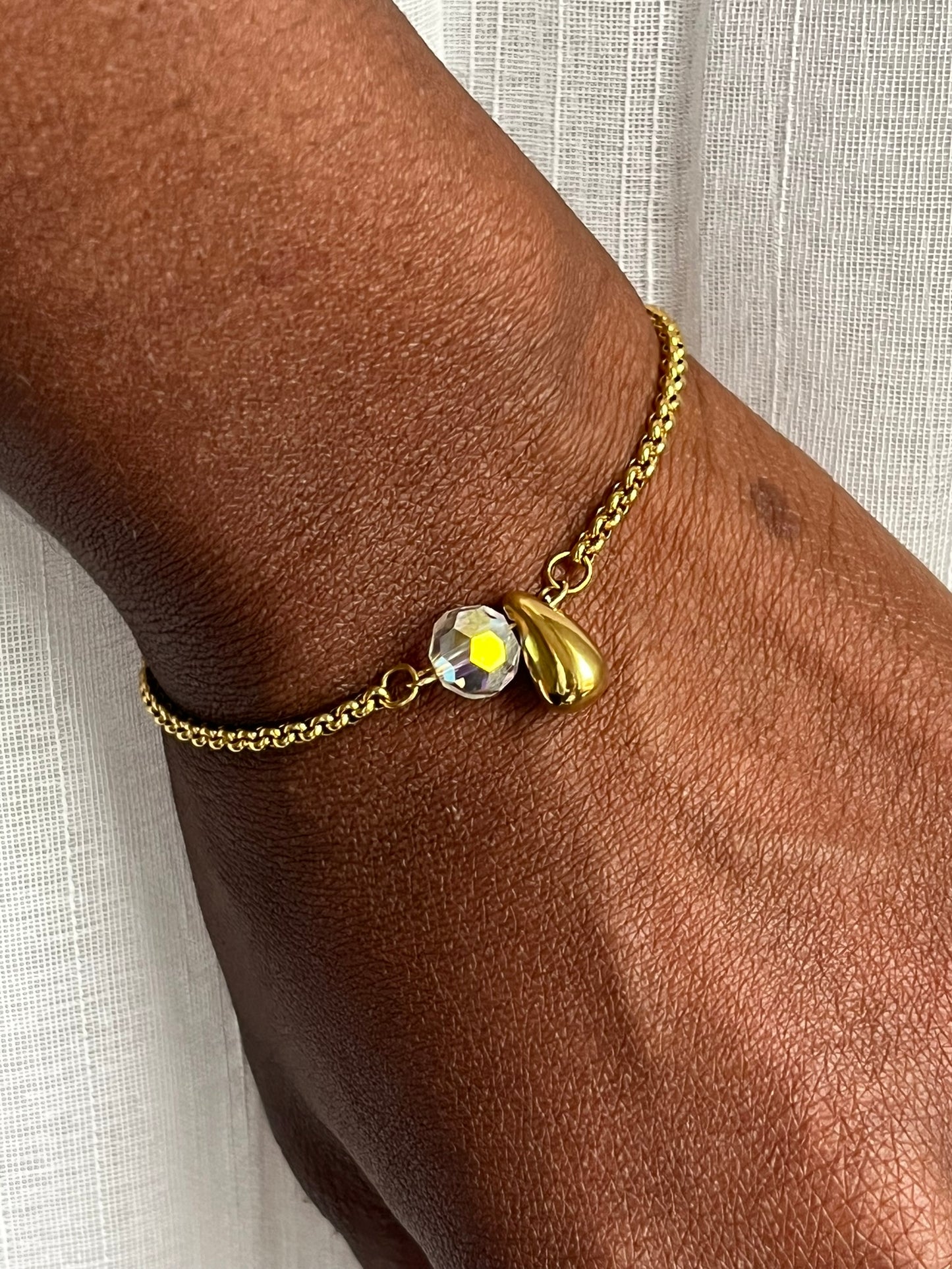 Bracelet lumineux en acier inoxydable avec perle en forme de goutte et et perle à facette en cristal de verre porté - SOLTICE