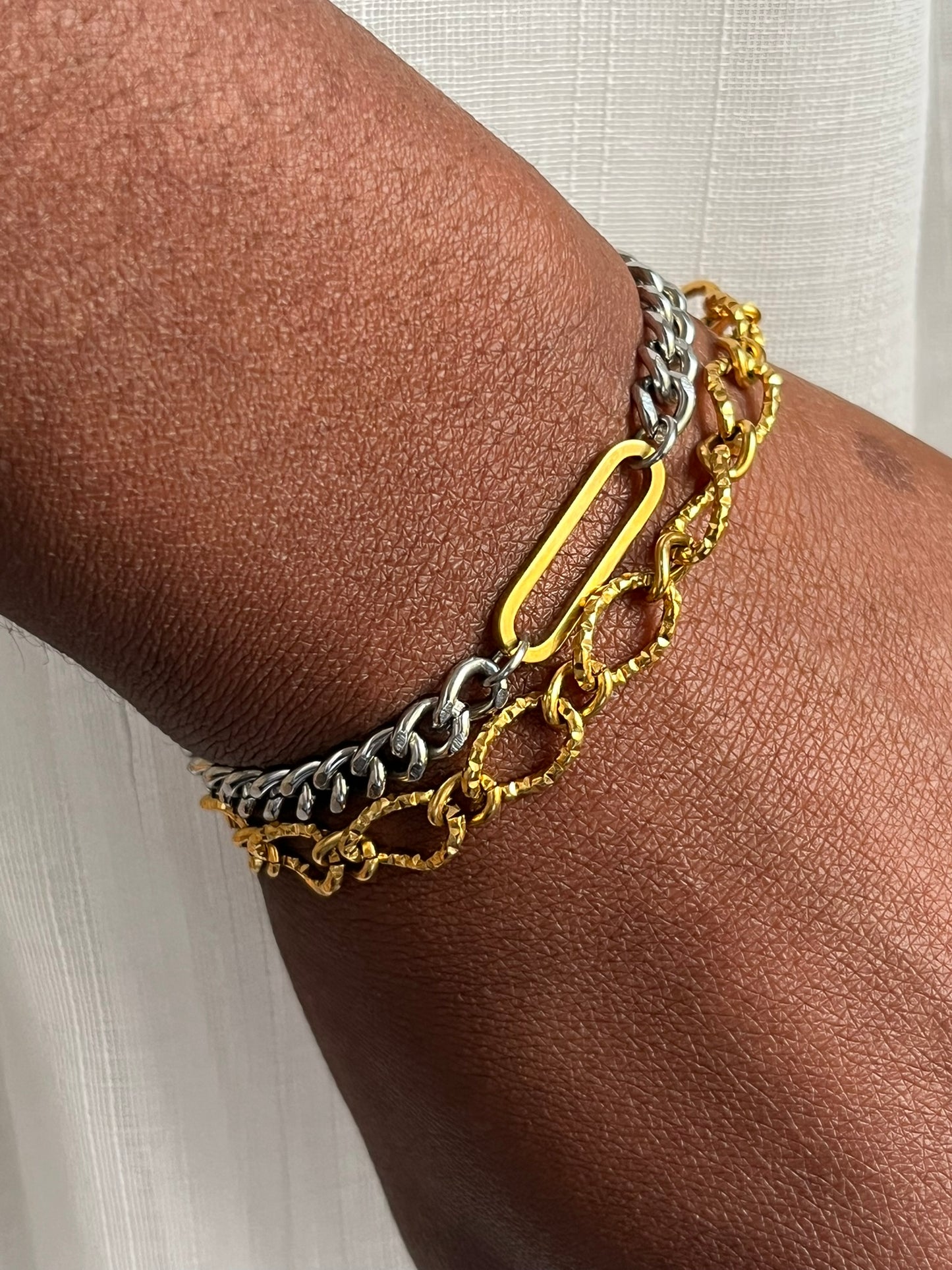 Collier asymétrique bicolore doré et argenté acier inoxydable modulable porté en bracelet - DUAL