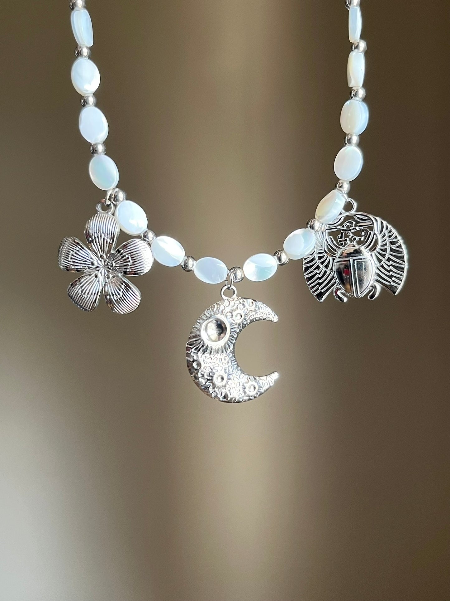 Collier charms argenté perles nacre et perles acier