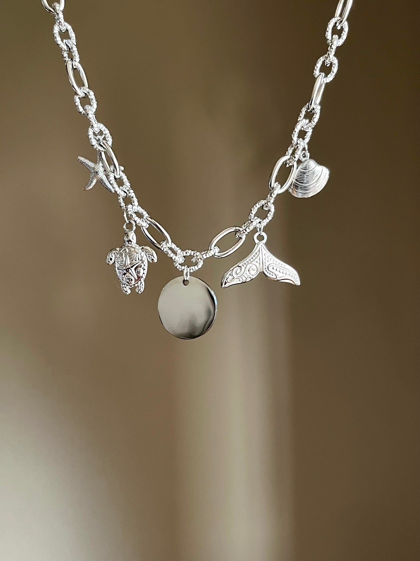 Collier charms médaille gravée argenté