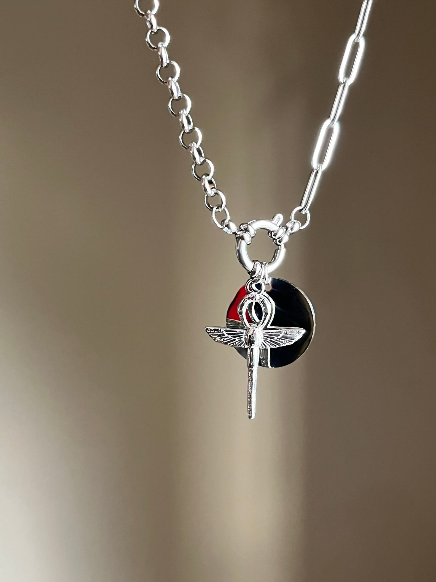 Collier charms médaille gravée asymétrique argenté