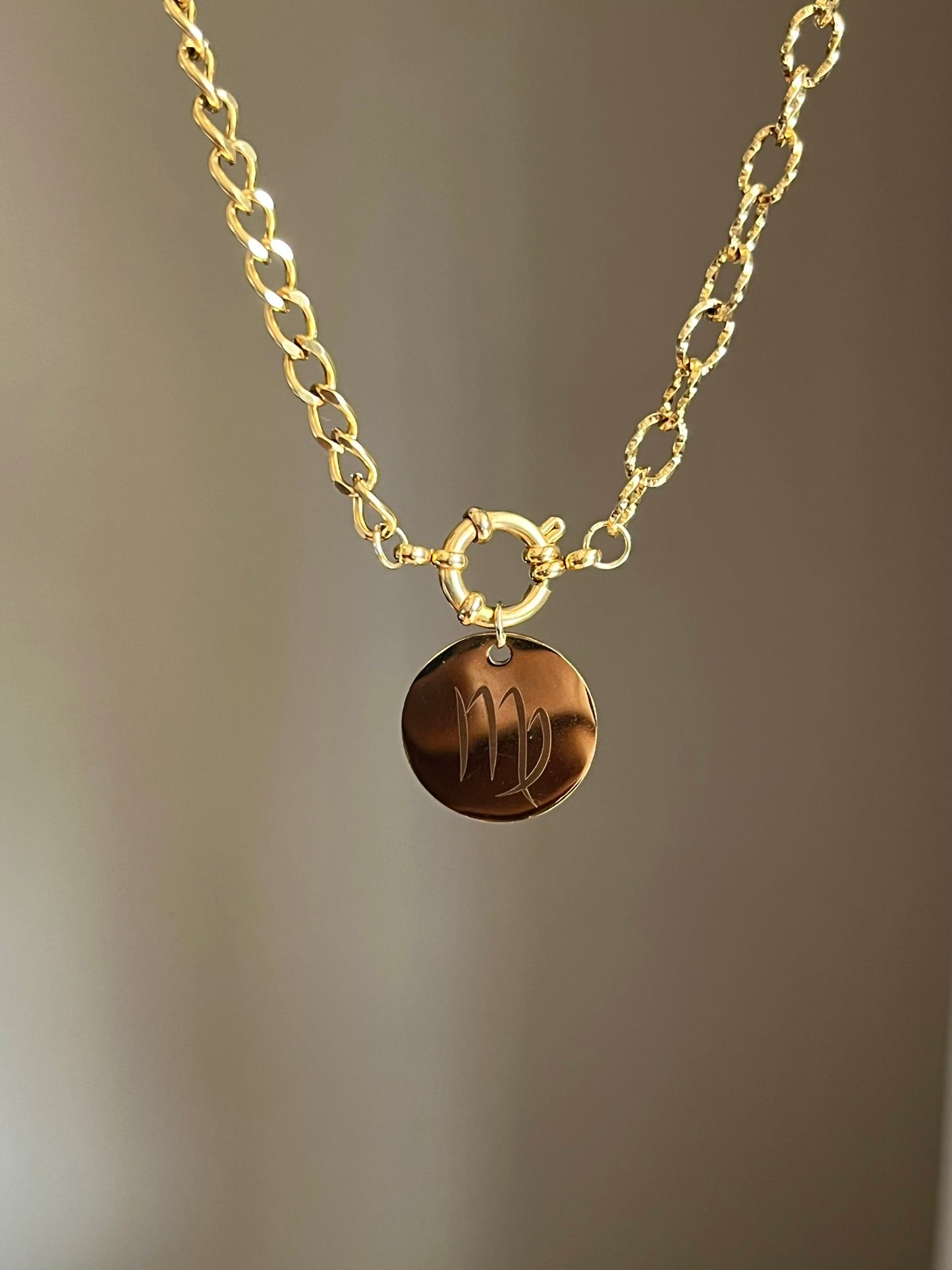 Collier charms médaille gravée asymétrique doré