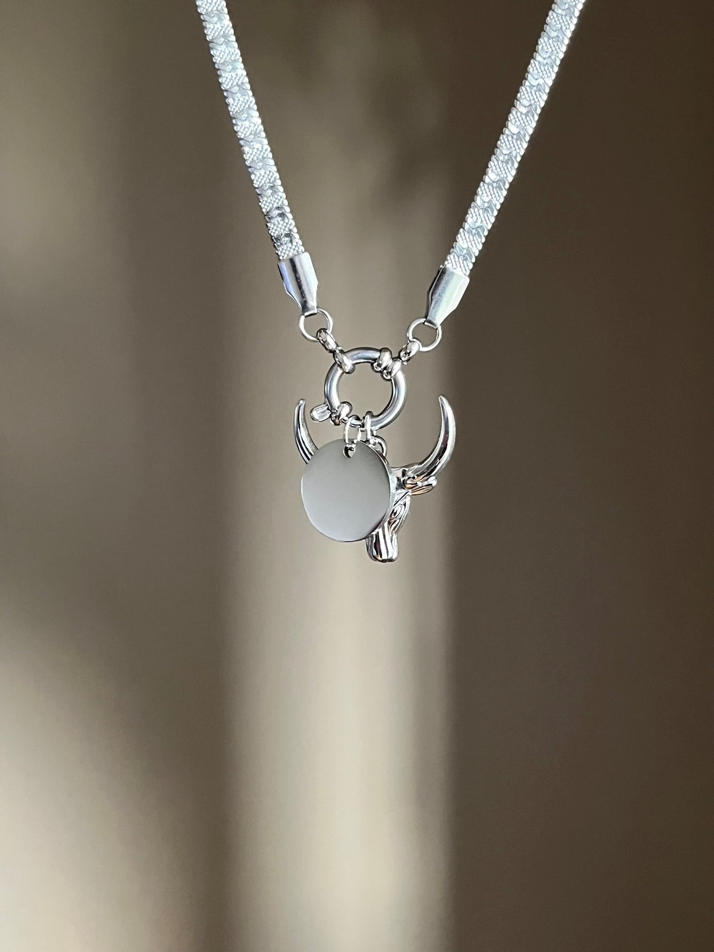Collier charms médaille gravée chaîne plate argenté
