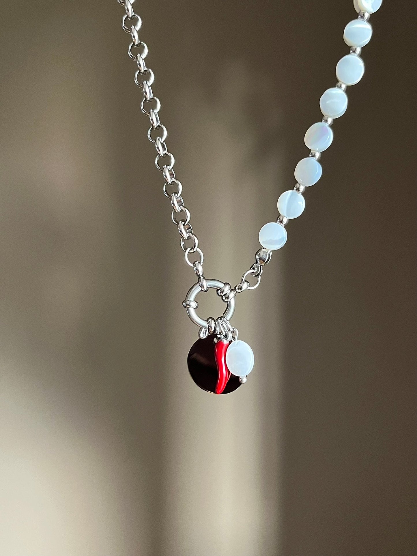 Collier charms médaille gravée nacre asymétrique argenté