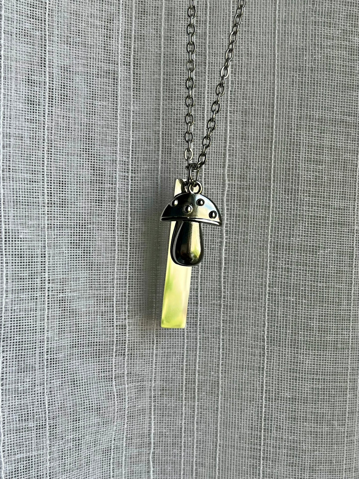 Collier pendentif gravé barre argenté