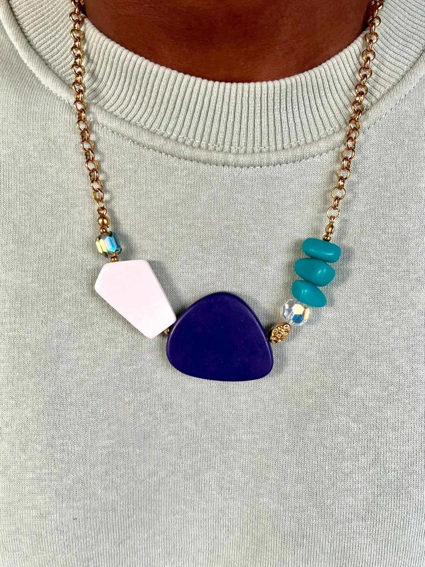 Collier coloré avec perles bleues et chaîne acier inoxydable Lagon porté - Chouette Merveille