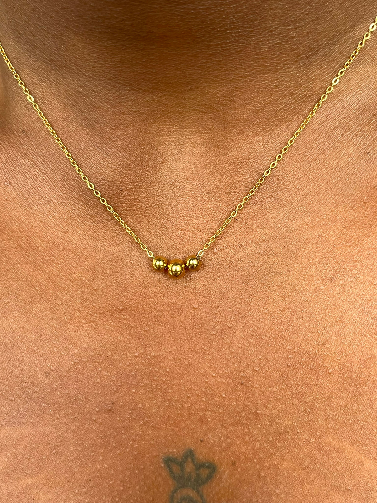 Collier fin avec 3 perles bille en acier inoxydable porté - HARVEST