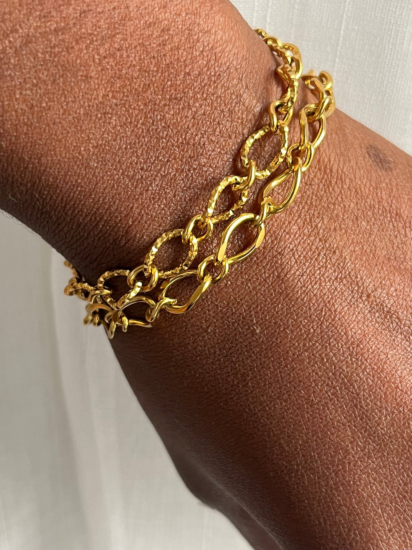 Collier modulable mailles asymétriques torsadées acier inoxydable porté en bracelet - FAKE TWIN
