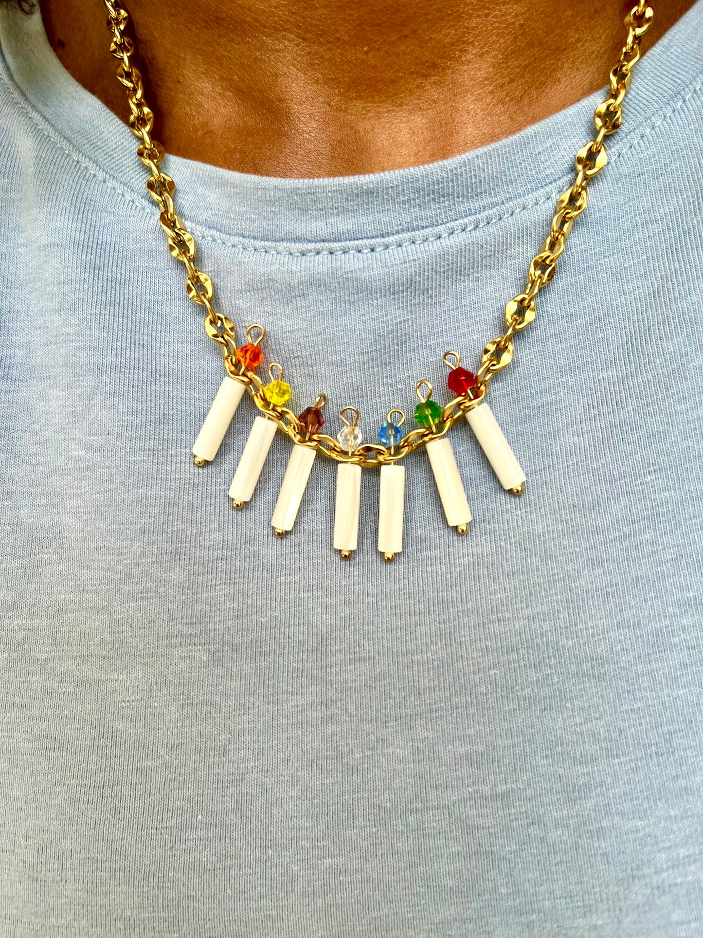 Collier acier inoxydable mailles texturées, perles nacre et perle de verre ATHENA porté - bijoux acier inoxydable