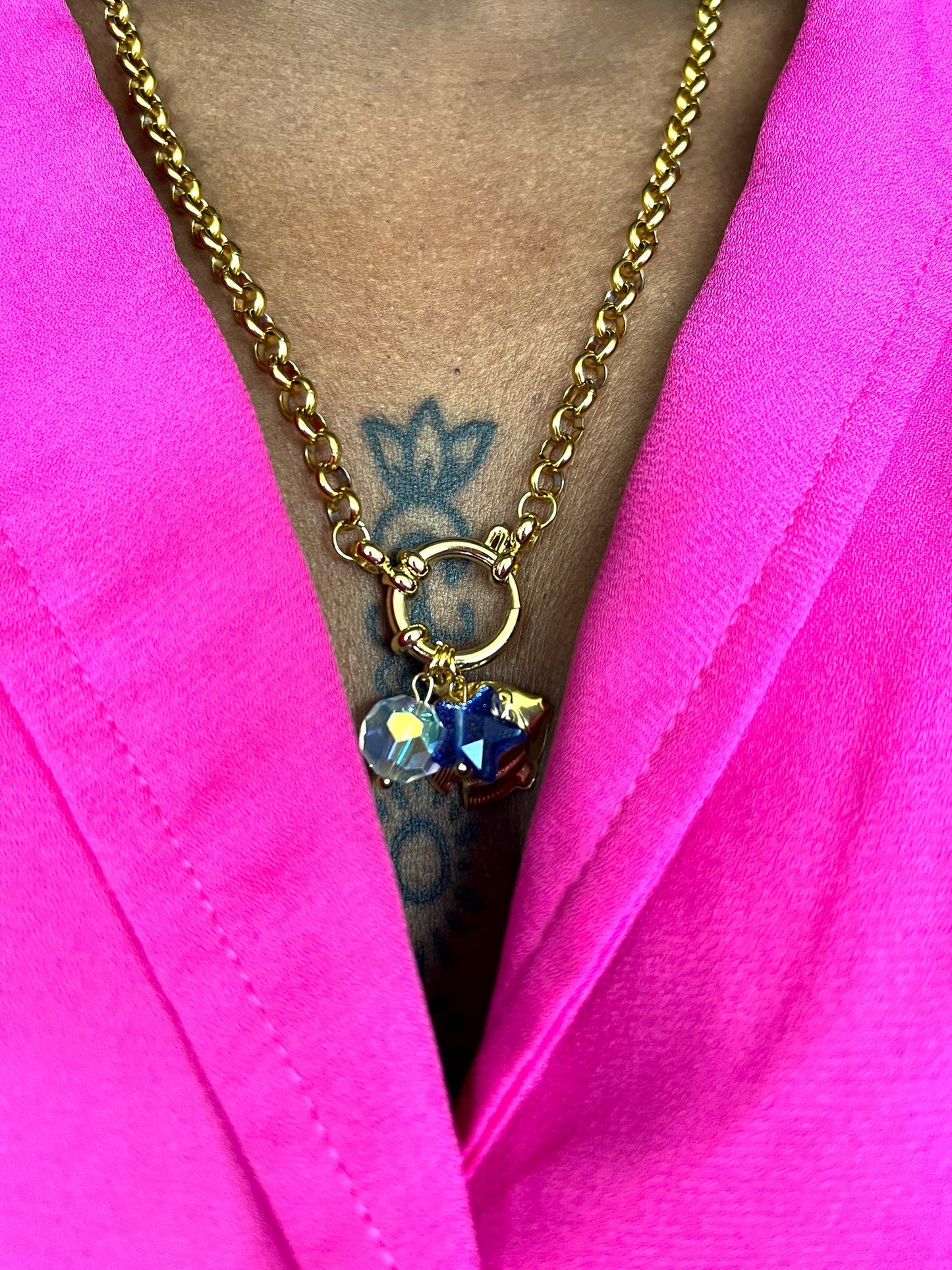Collier à personnalsier avec charms DIVA porté - bijoux personnalisés