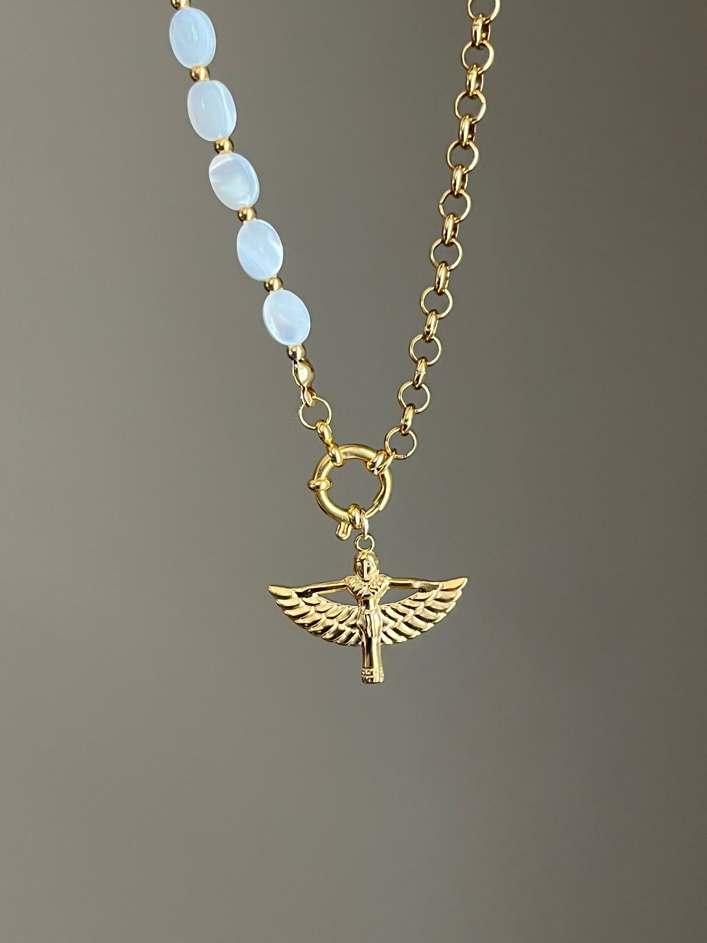Collier charms doré asymétrique perles nacre et chaîne à personnaliser doré