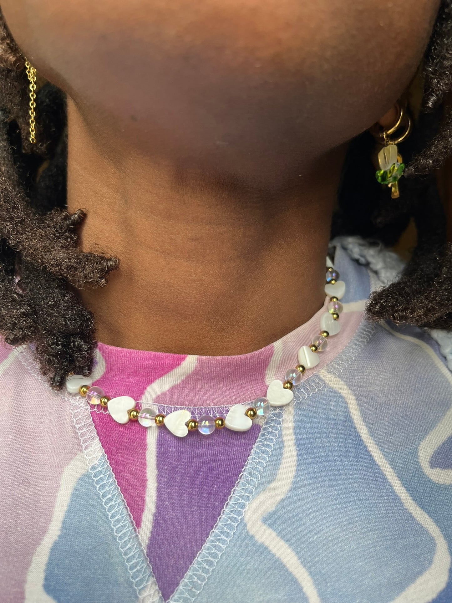 Collier de perles nacre personnaliser, perles acier et verre- collier personnalisé GISELE porté - bijoux personnaliséés