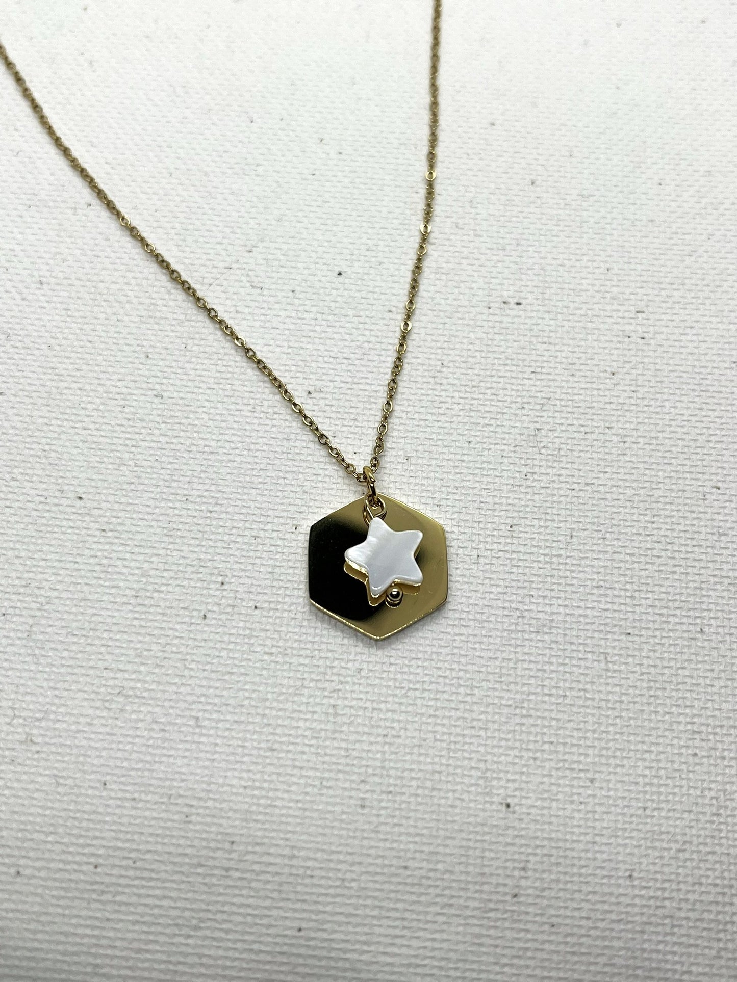 Collier personnalisé KATHLEEN - nacre et médaille à graver - cadeau personnalisé
