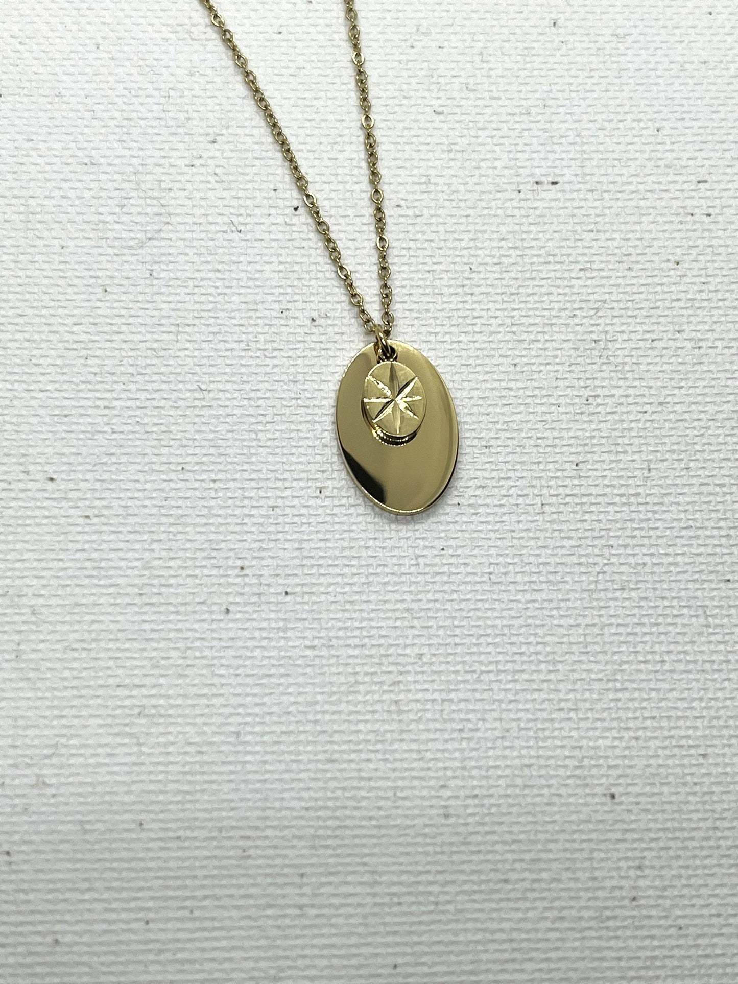 Collier personnalisé KENDRA - nacre et médaille à graver - bijou personnalisé