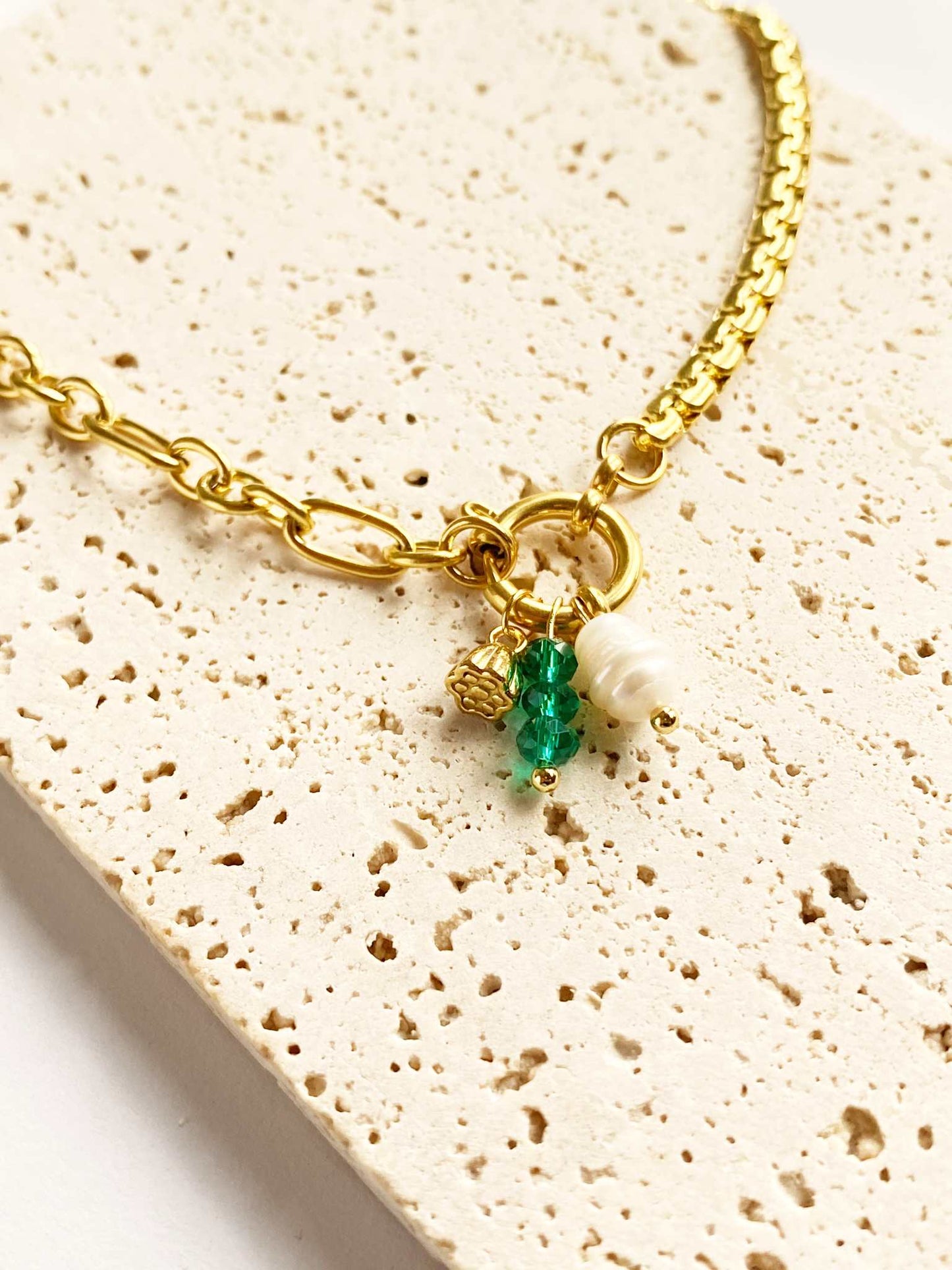 Collier mailles asymétrique en acier inoxydable , perles culture, perle verre tchèque et bouton fleur - collier personnalisé