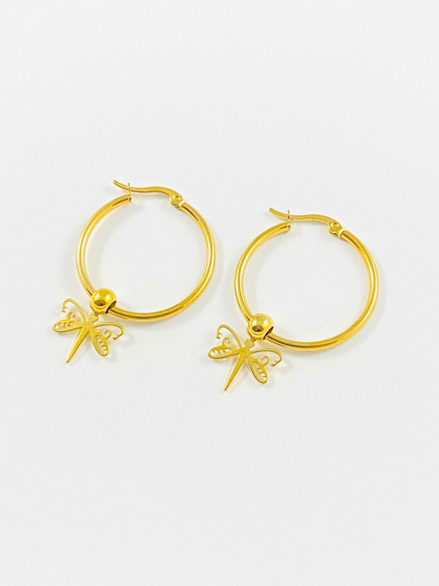 Boucles d'oreilles créoles dorées à l'or fin complétées d'une petite libellule amovible -- bijoux acier inoxydable