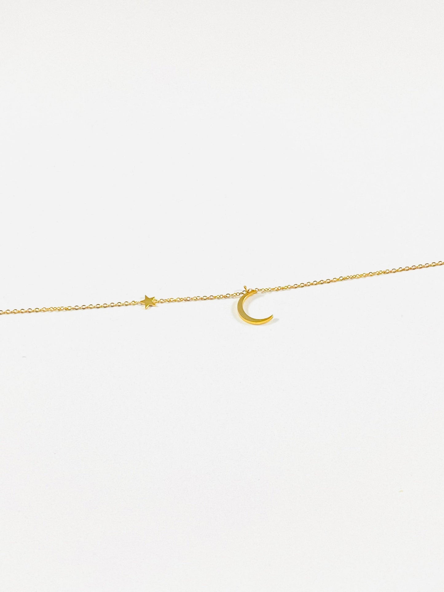 Bracelet de cheville doré ELUNA composé d'une étoile et lune - bijoux acier inoxydable