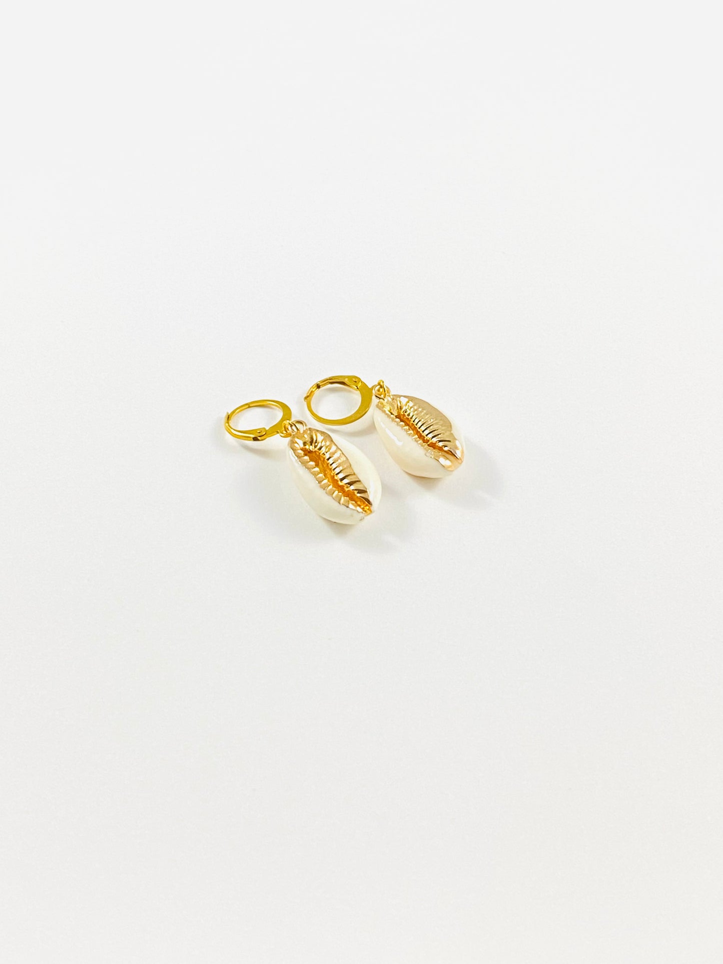 Boucles d'oreilles pendantes dorées coquillage - bijoux acier inoxydable