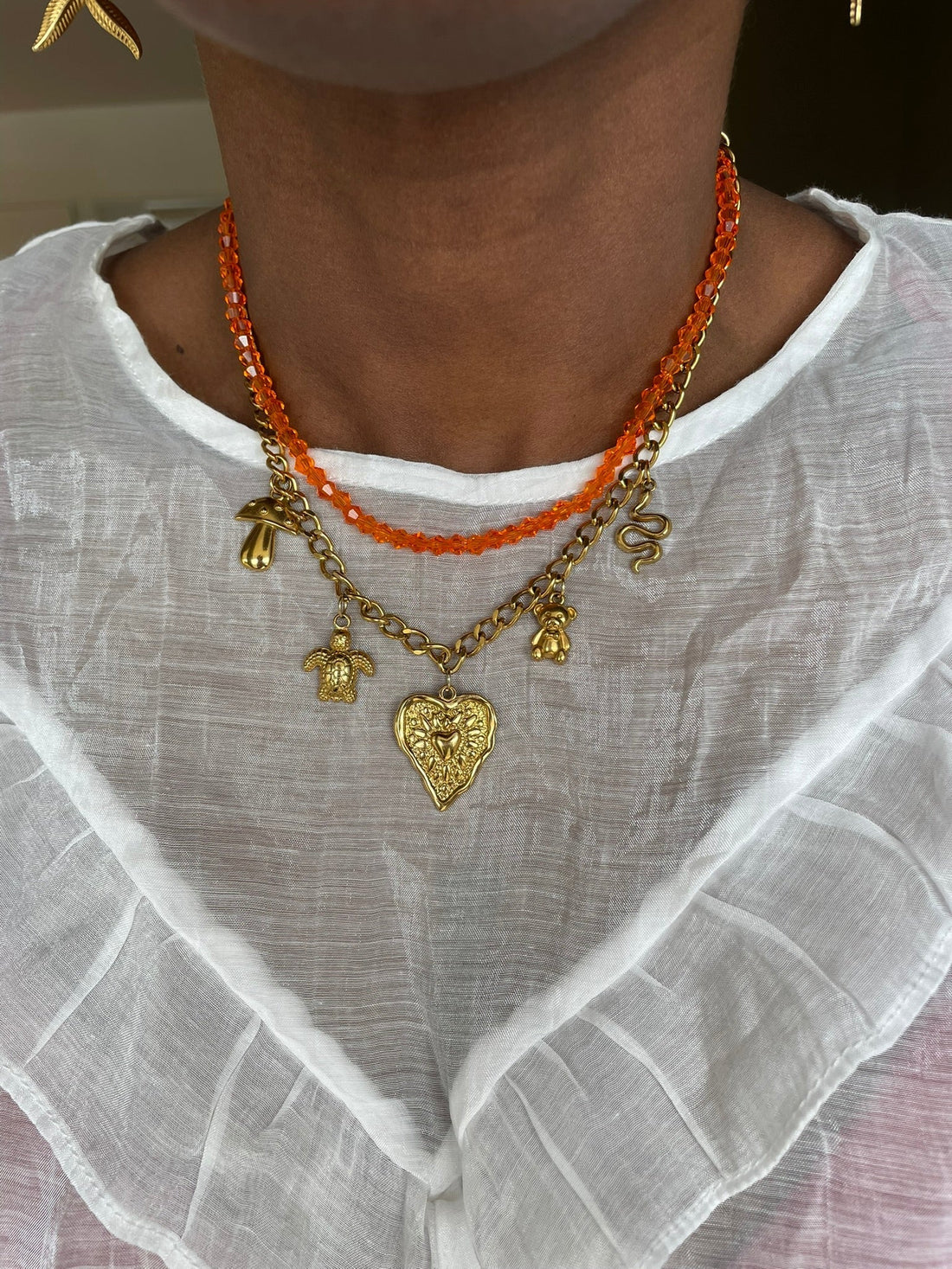 Quel collier porter selon la forme de ton col de top ? Guide pratique