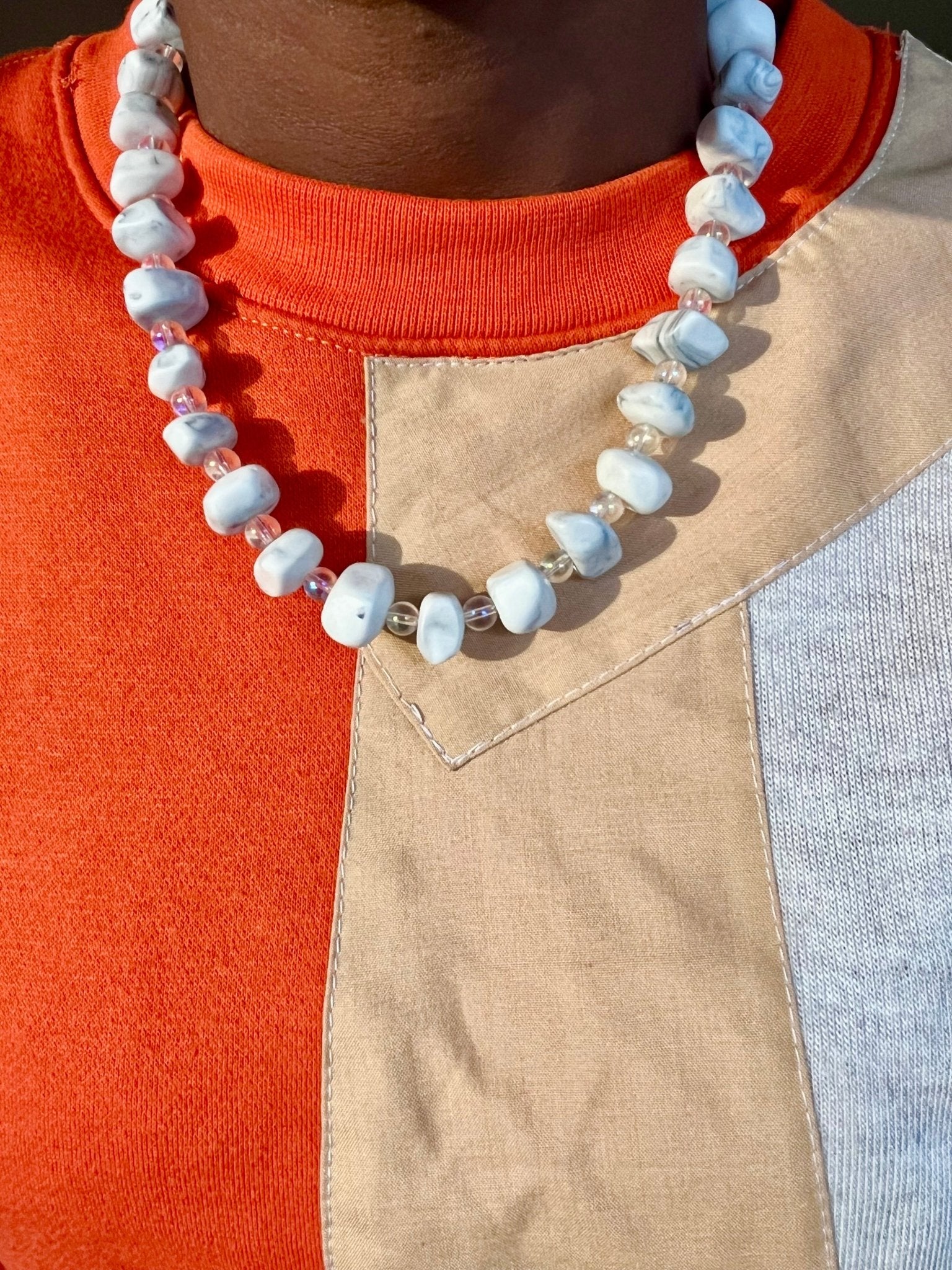 Collier perles blanches marbrées et perles transparentes Marbl - Chouette Merveille porté