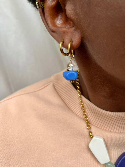 Boucles d'oreilles créoles acier inoxydable avec pampilles perles colorées et perles transparentes portées - Chouette Merveille