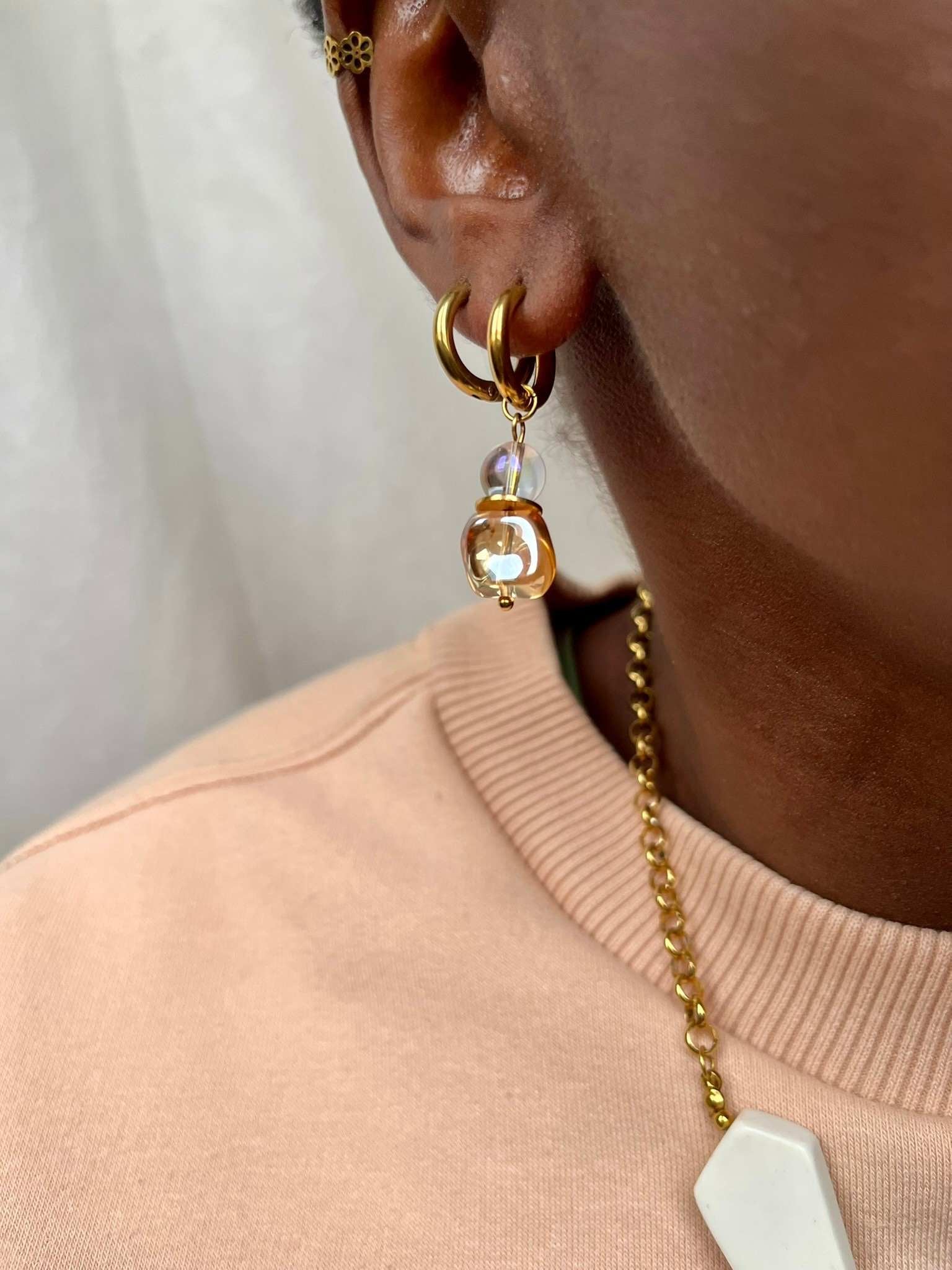 Boucles d'oreilles créoles acier inoxydable avec pampilles perles verre colorées  orange et perles transparentes Obeline portées - Chouette Merveille