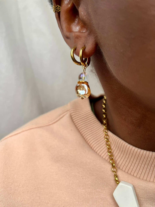 Boucles d'oreilles créoles acier inoxydable avec pampilles perles verre colorées  orange et perles transparentes Obeline portées - Chouette Merveille