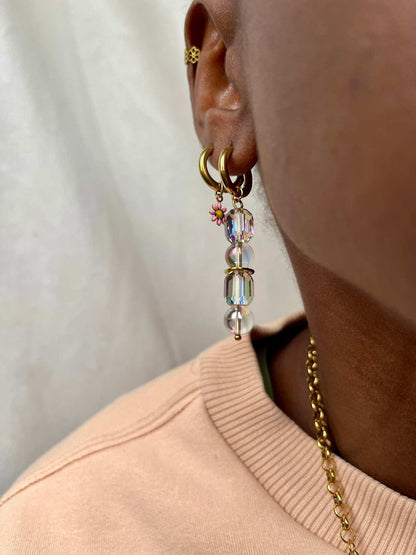 Boucles d'oreilles créoles acier inoxydable pampille perles de verre transparentes  perles colorées biseautées LUANA portées - Chouette Merveille