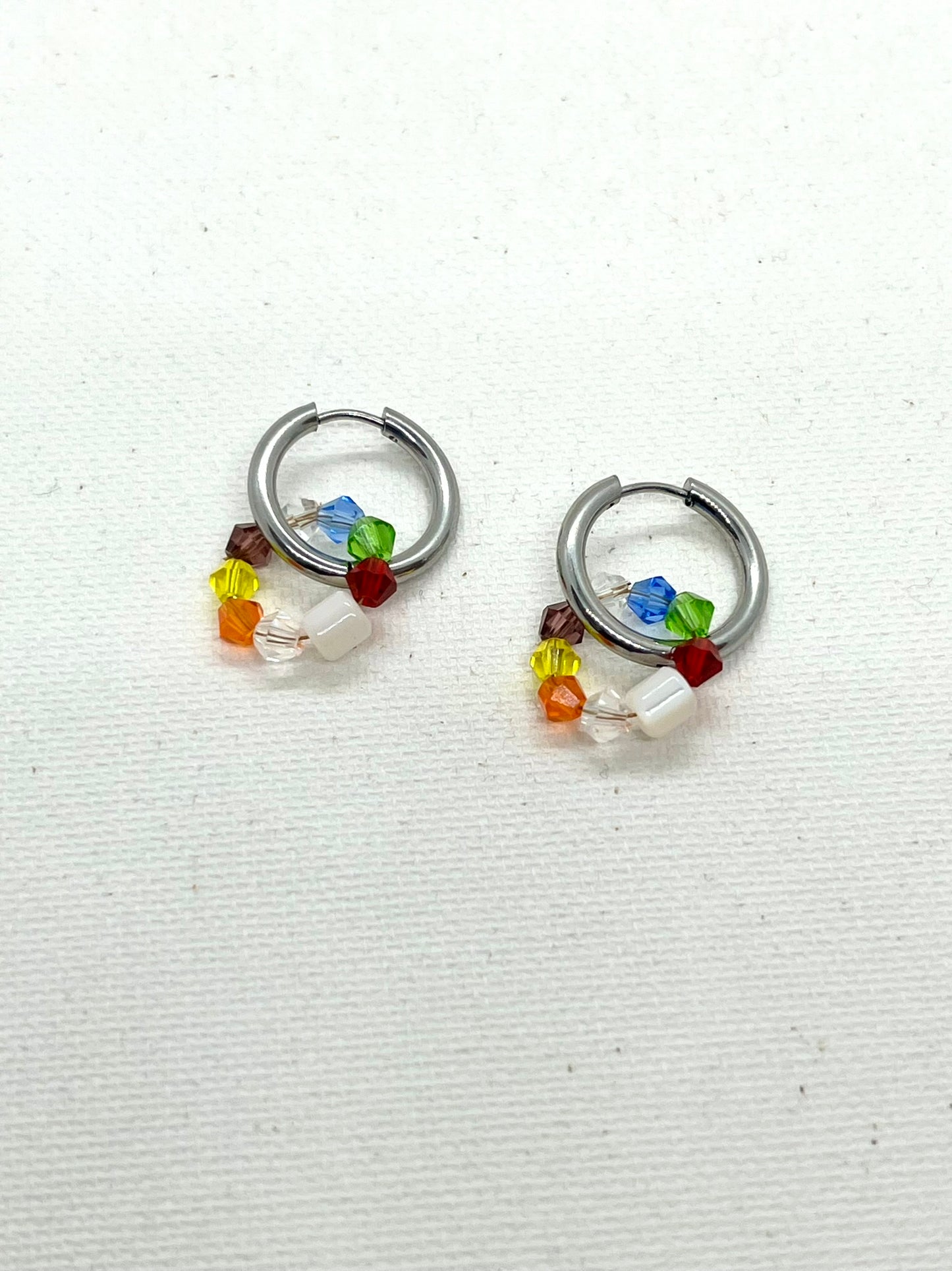 Boucles d'oreilles créoles argentées avec anneaux de perles couleurs arc-ciel RAINBOW - bijoux personnalisées