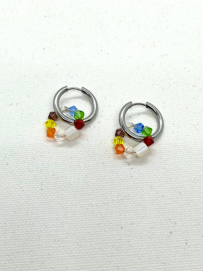 Boucles d'oreilles créoles argentées avec anneaux de perles couleurs arc-ciel RAINBOW - bijoux personnalisées