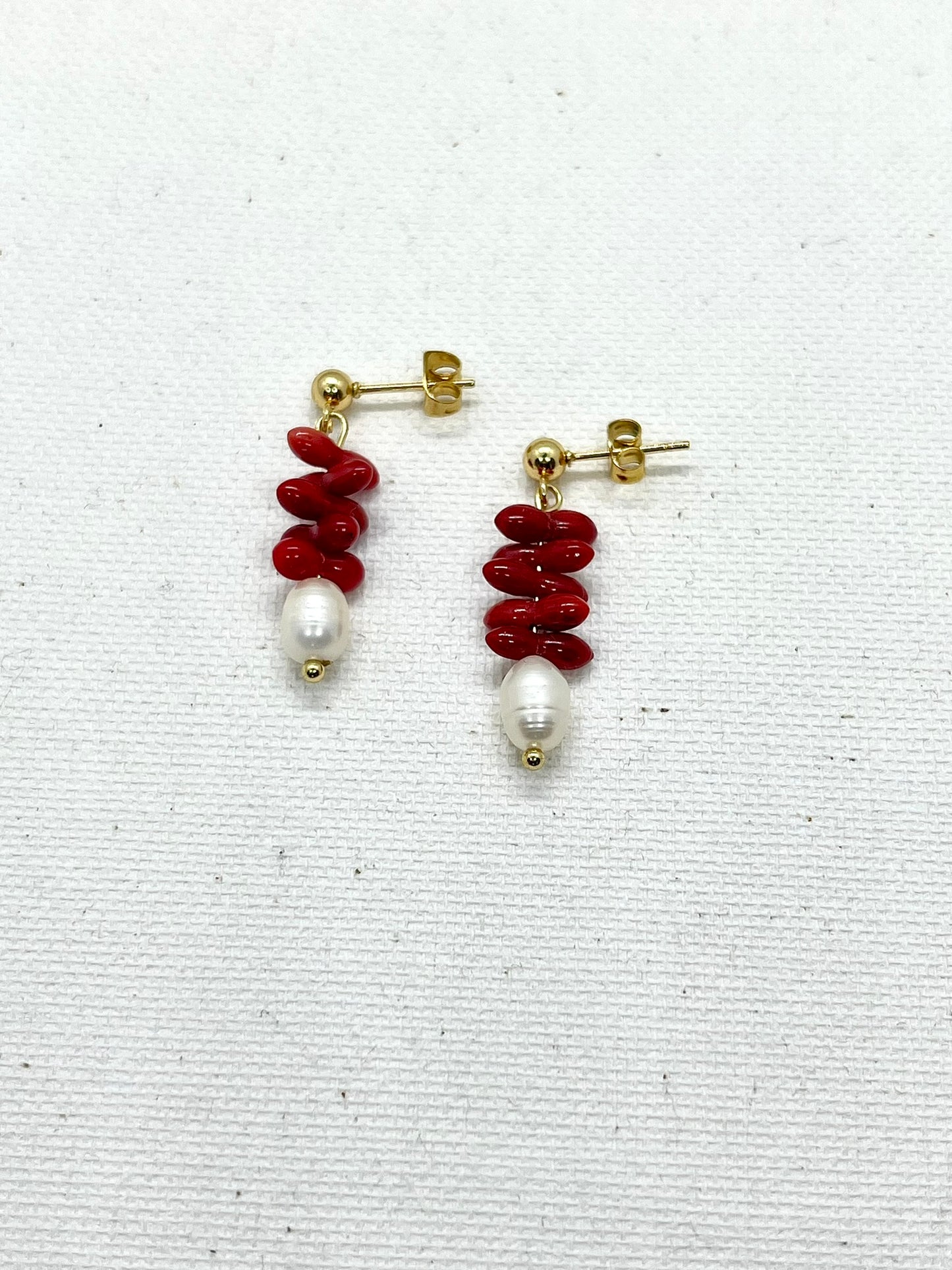 Boucles d'oreilles pendantes perles de bambou des mers et perles d'eau douce rouges OMI - bijoux personnalisés