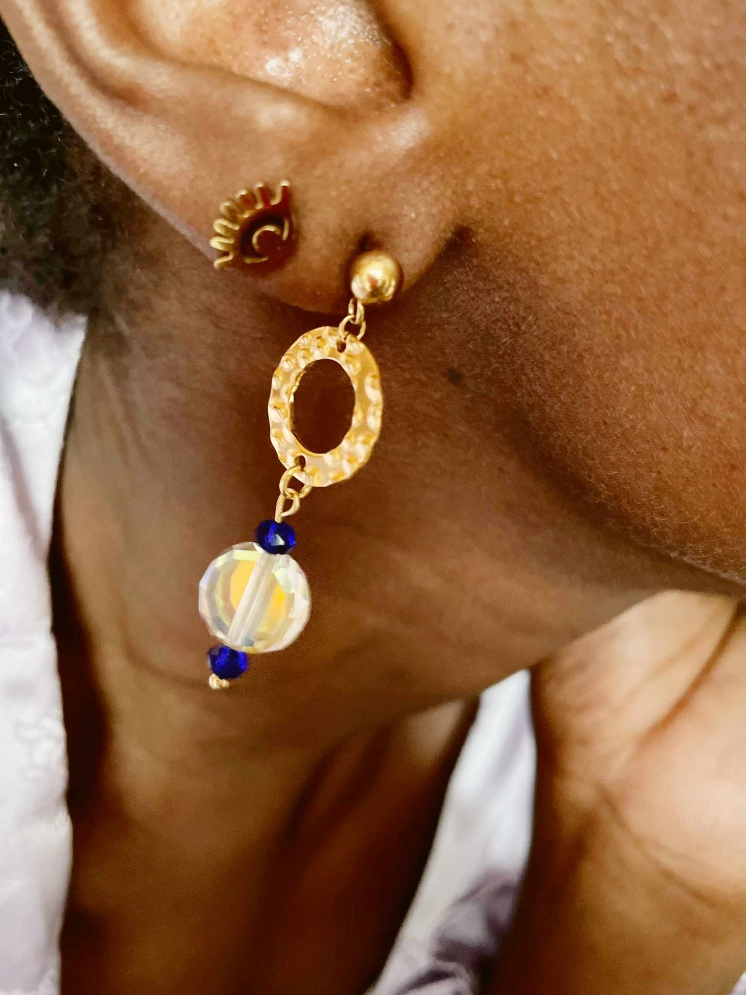 Boucles d'oreilles pendants perles verres colorés  et perle façon cristal portées - bijoux personnalisés