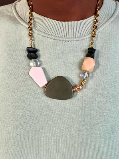 Collier acier inoxydable et perles colorées porté OLISAND - Chouette Merveille