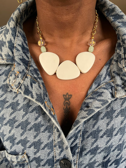 Collier blanc perles blanches et  chaine acier inoxydable  porté Whitemint - Chouette Merveille