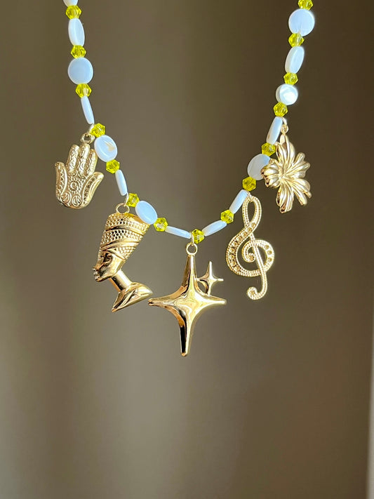 Collier charms doré perles nacre   et perles verre coloré