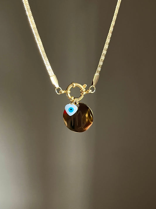 Collier charms médaille gravée chaîne plate doré