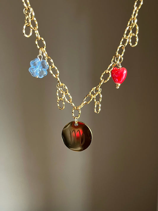 Collier charms médaille gravée mailles pendantes doré