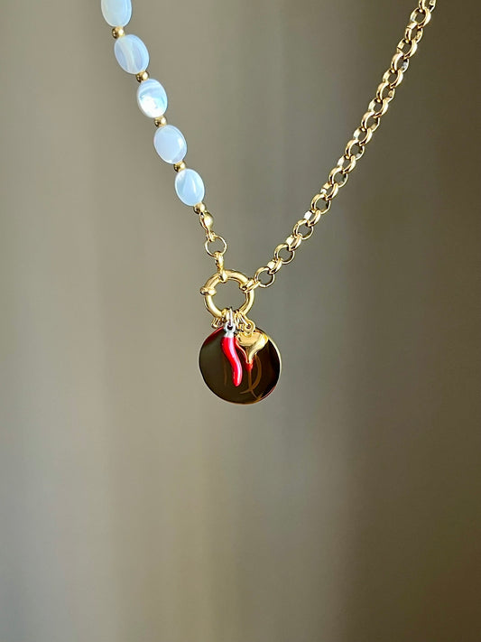 Collier charms médaille gravée nacre asymétrique doré