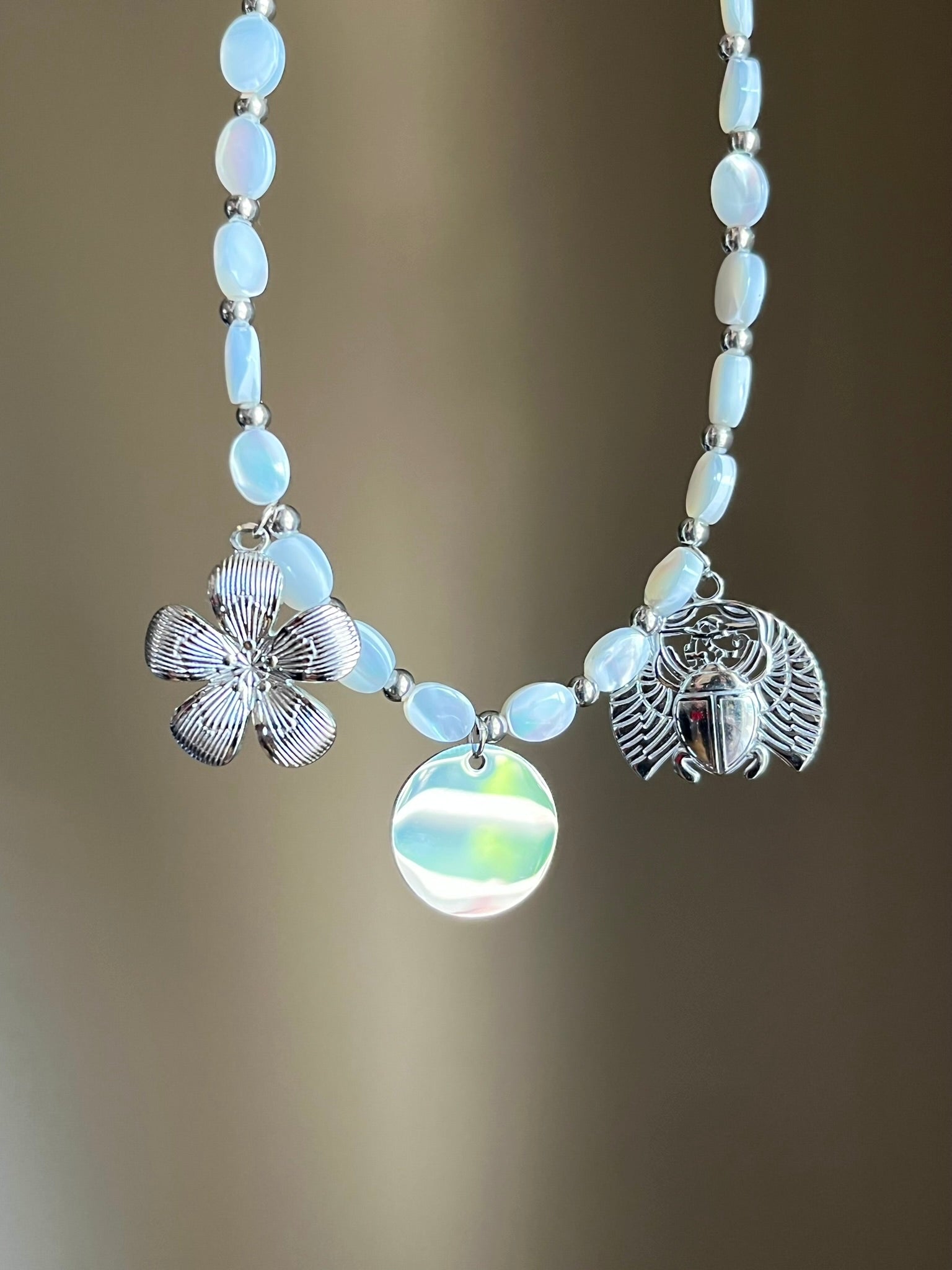 Collier charms perles nacre médaille gravée argenté