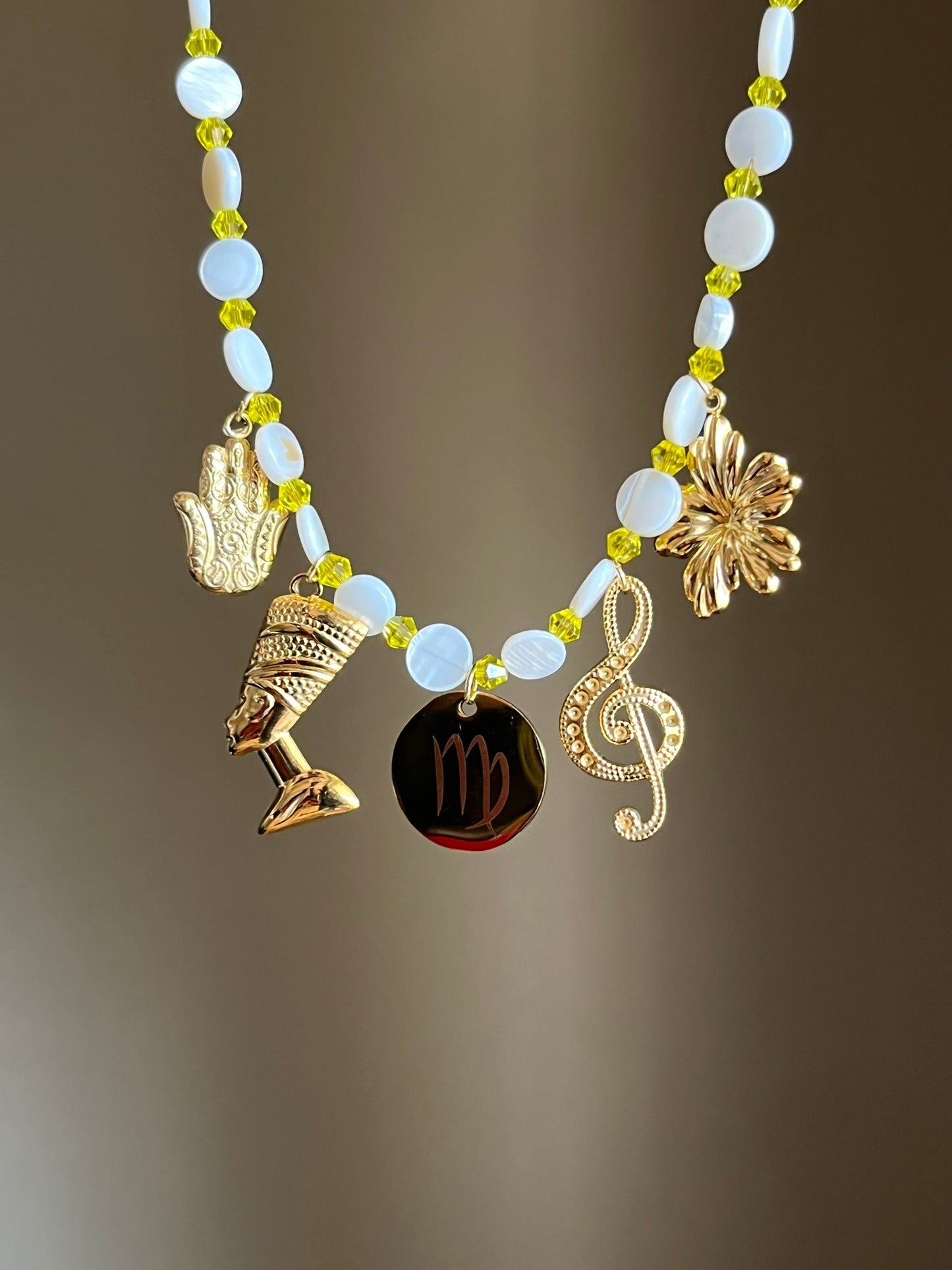 Collier charms perles nacre médaille gravée doré
