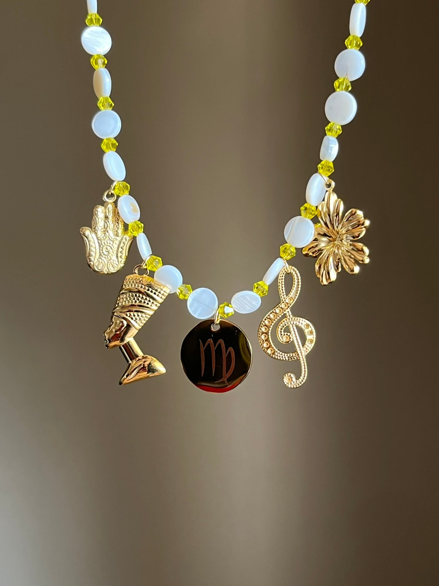 Collier charms perles nacre médaille gravée doré